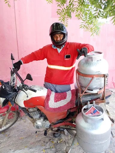 Entrega da J Justo gás em motocicleta